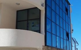 Queen Apartments & Rooms